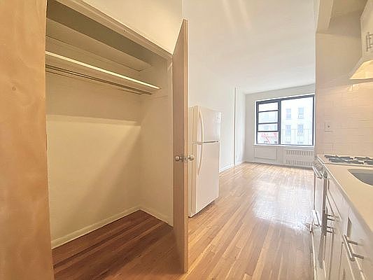 4th image of 424 W 57th St APT 4D
