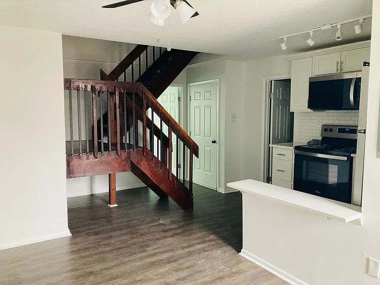 614 Armandale St — Photo 2