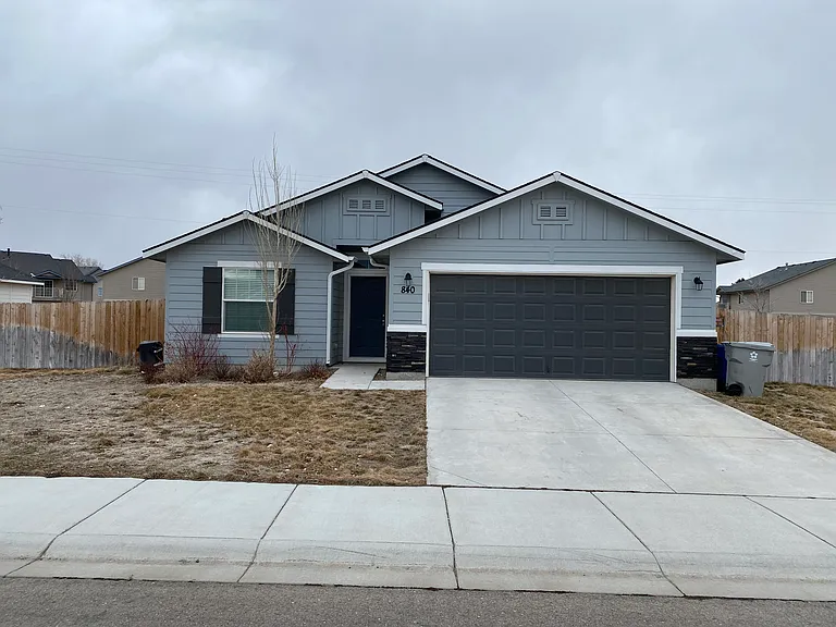 840 SW Lago St — Photo 1