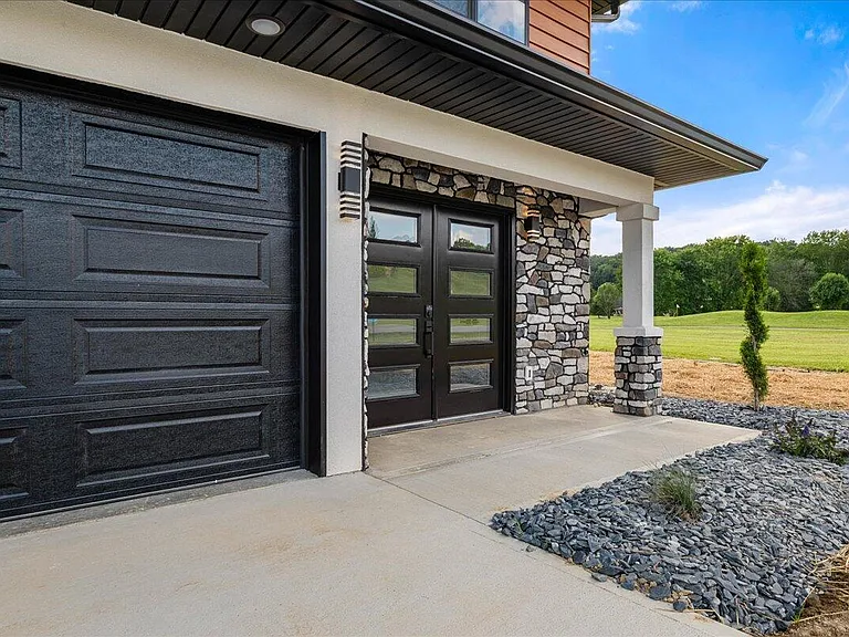 143 Crooked Creek Dr — Photo 2