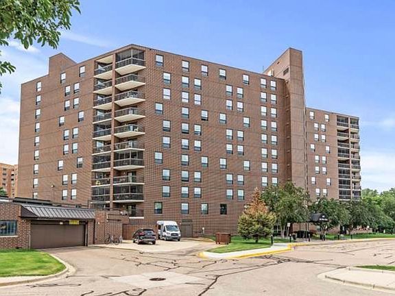 3rd image of 6615 Lake Shore Dr APT 900