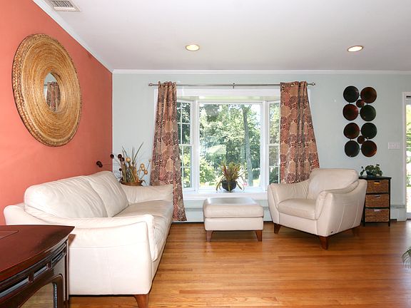 4th image of 3830 Hudsonview St