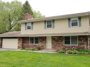 S42W27483 Oak Grove Ln, Waukesha, WI 53189
