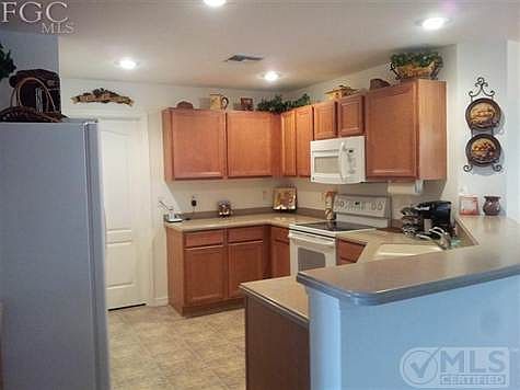 4th image of 931 SW 34th Ter