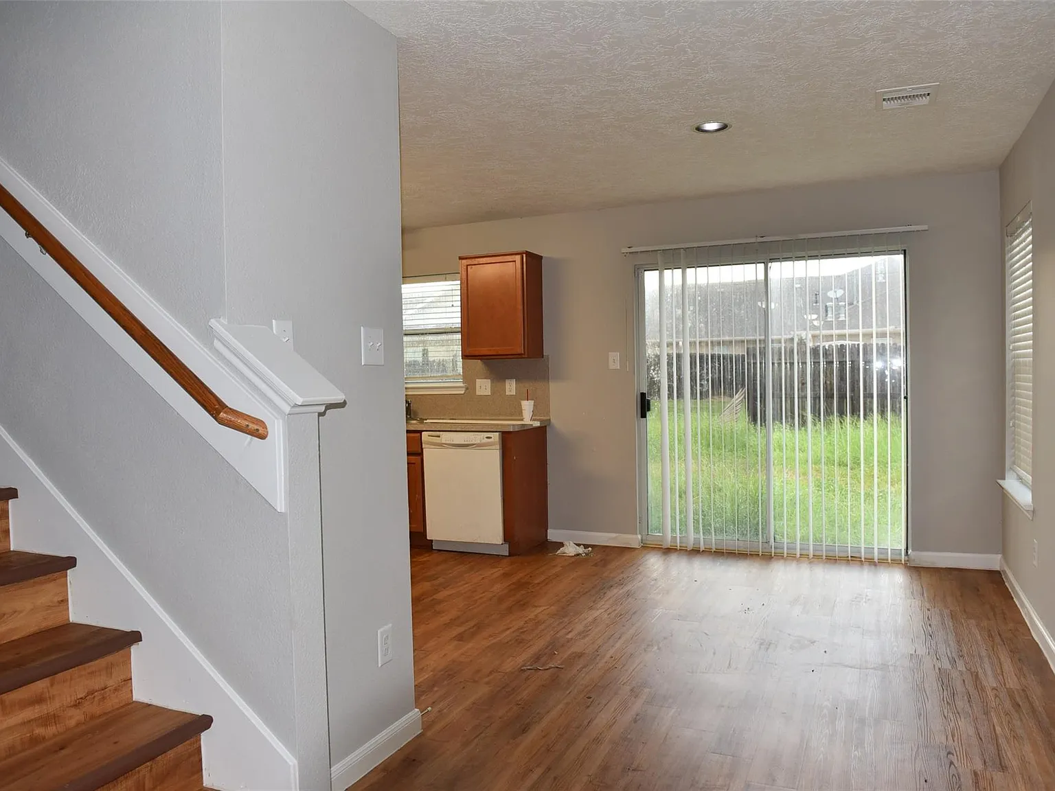 4 bed, 2.5 bath, 2640 sqft, $2,400 — Photo 4