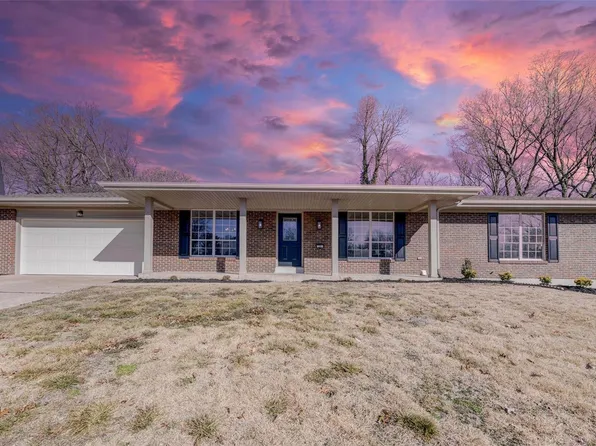 25 Shawnee Dr, Saint Charles, MO 63301