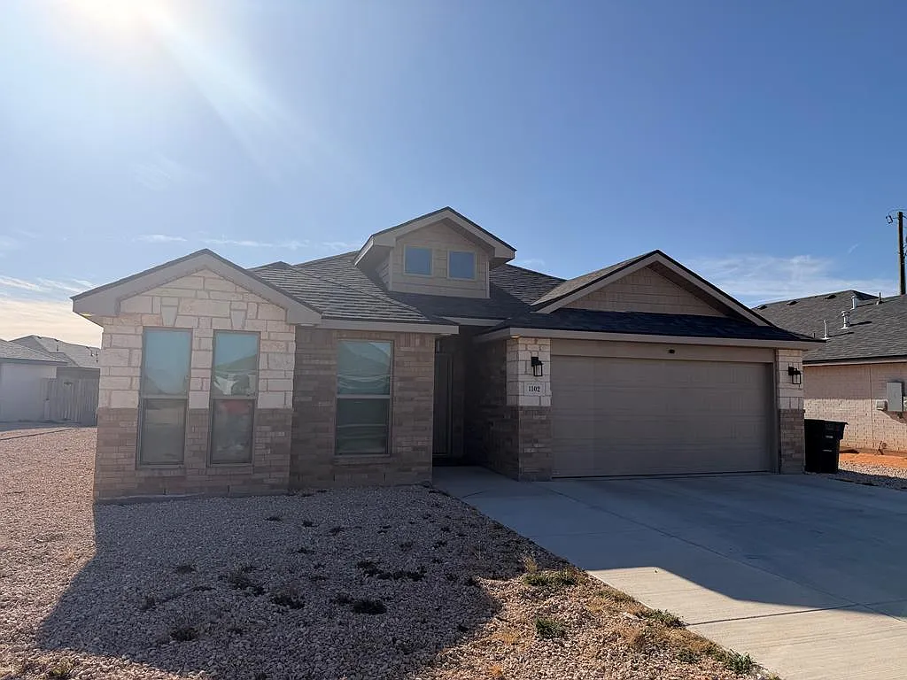 4 bed, 2.0 bath, 2095 sqft, $2,600 — Photo 1