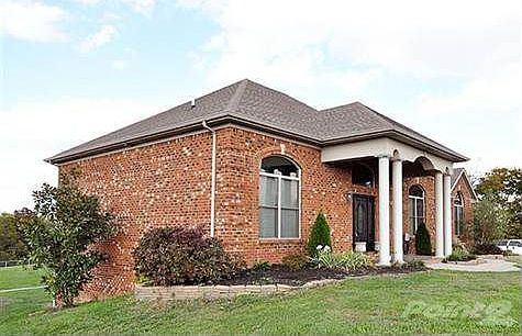 3rd image of 215 Courtney Cir