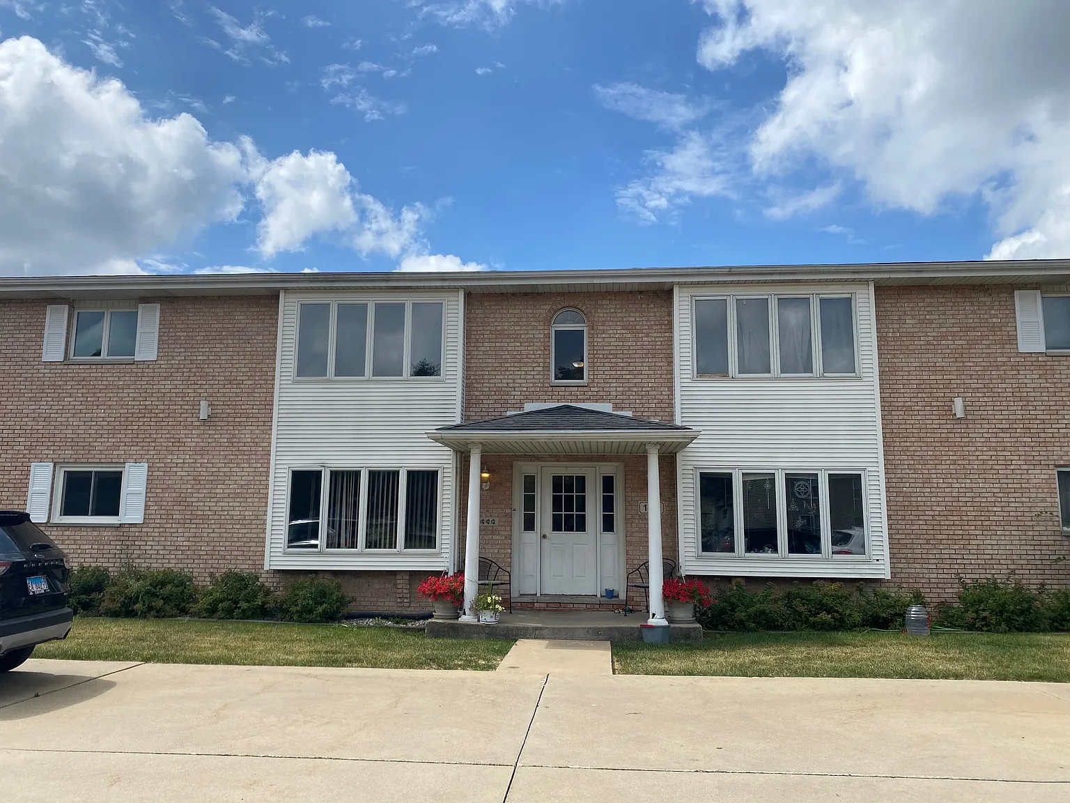 2 bed, 800 sqft, $1,400 — Photo 1