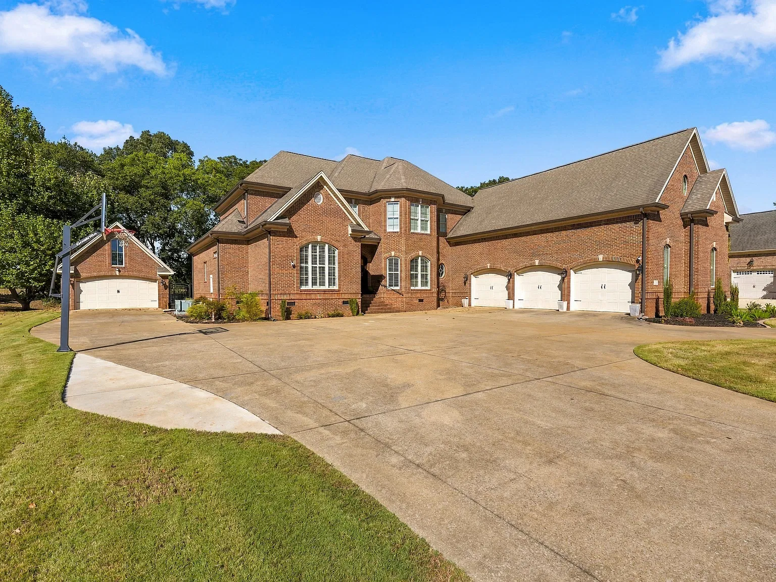 4 bed, 5800 sqft, $3,900 — Photo 1