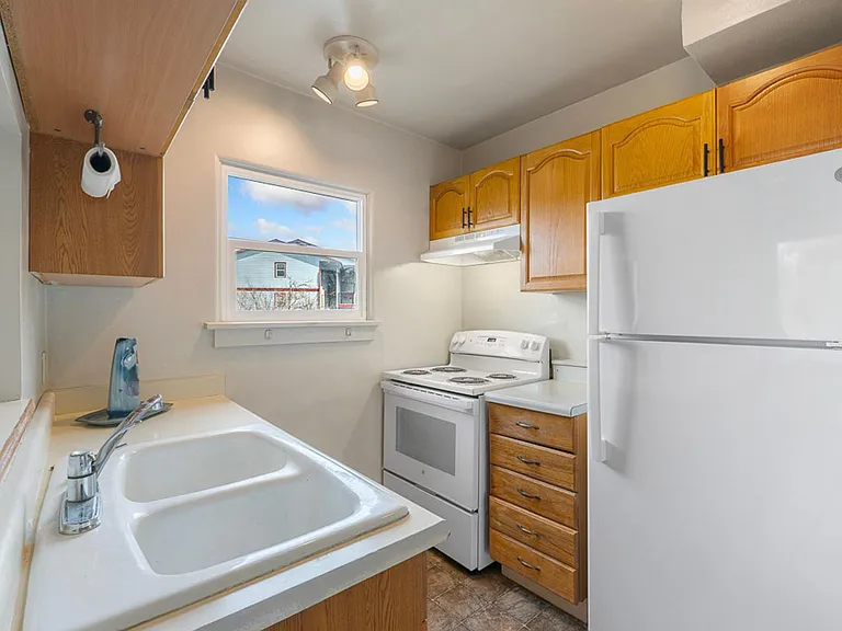 935 NE Maple St — Photo 8