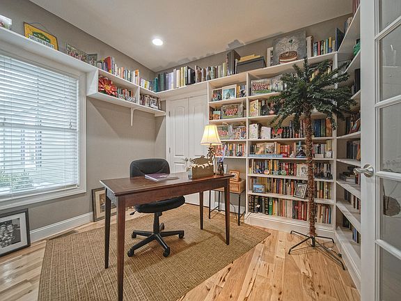 4th image of 32 Hillcrest Heights Dr