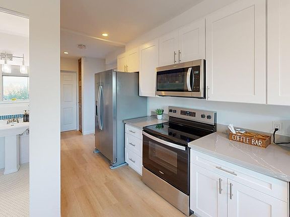 3rd image of 325 25th Ave E