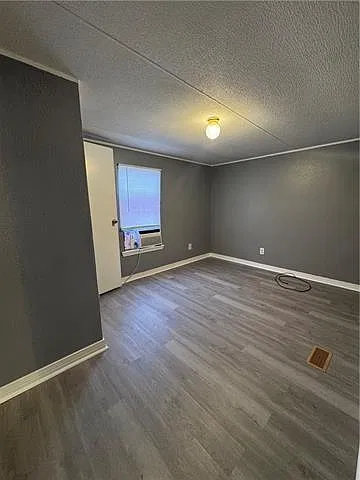 4 bed, 2.0 bath, 2000 sqft, $1,300 — Photo 4
