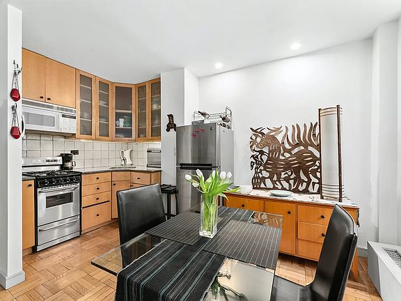 4th image of 63 E 9th St APT 6C