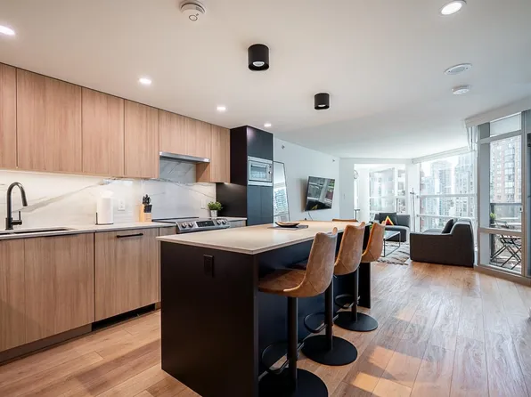 1050 Burrard St #1201, Vancouver, BC V6Z 2S3