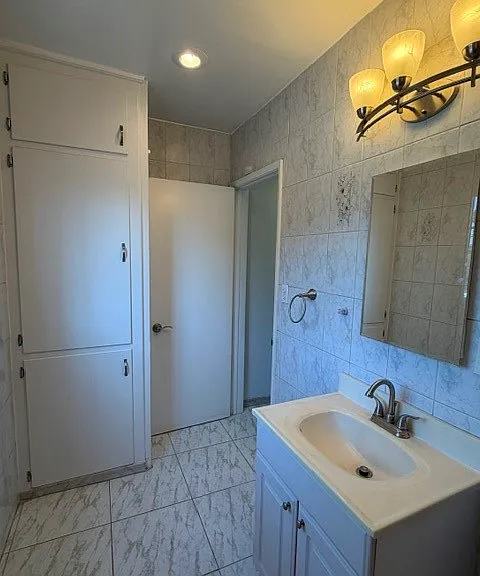 1717 N Berendo St — Photo 12