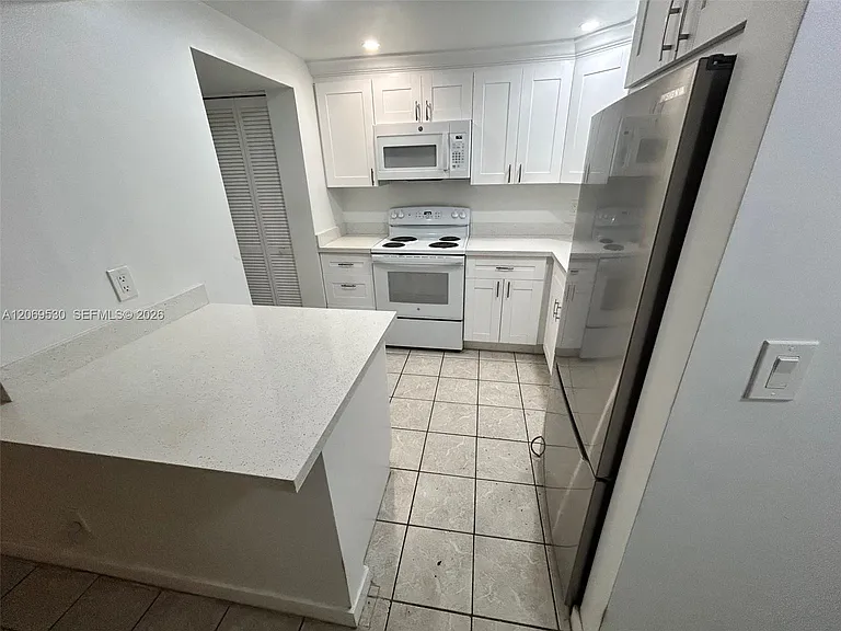 815 SW 30th St #J — Photo 2