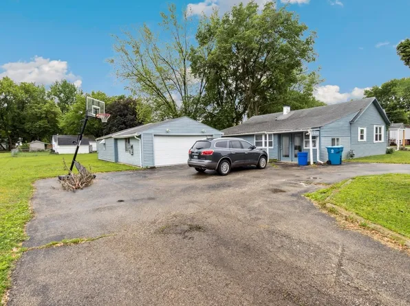 1818 W 9th St, Dixon, IL 61021