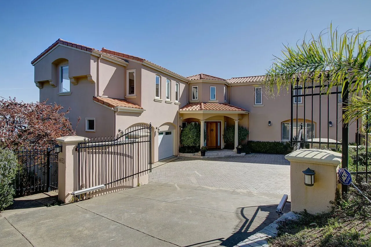 4653 Paradise Dr photo 1