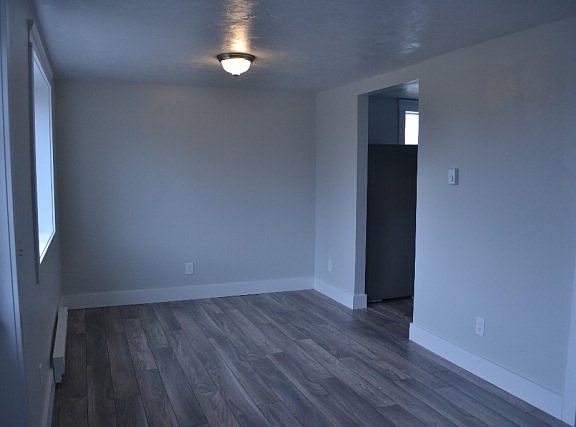 5th image of 1245 Elmore Ave