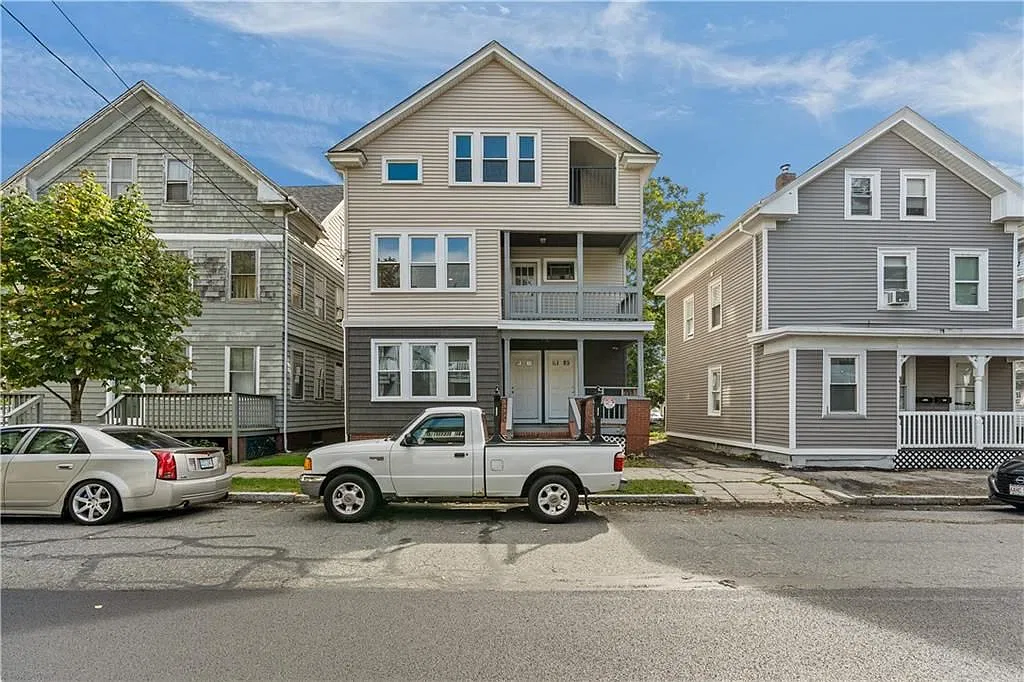 2 bed, 1.0 bath, 1199 sqft, $2,200 — Photo 1