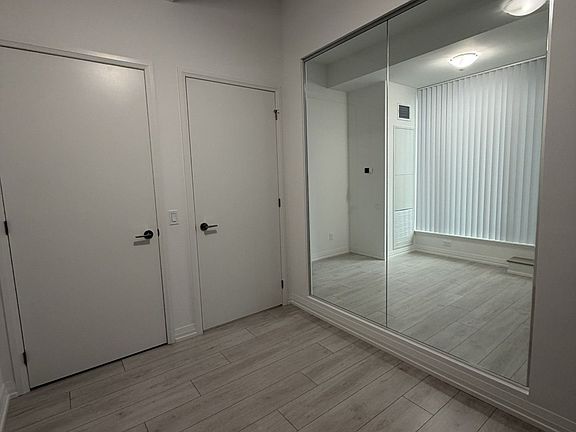 2nd image of 400 King St W #812