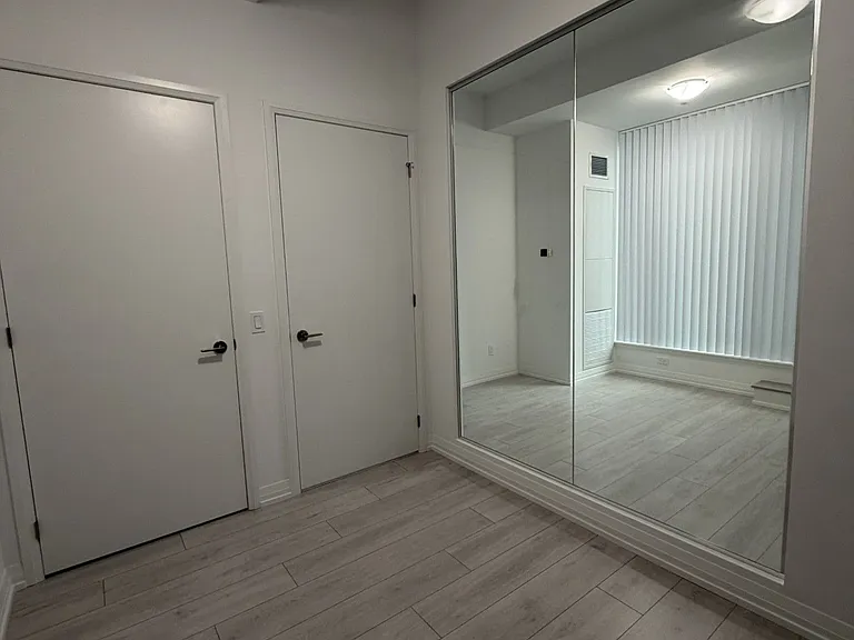 400 King St W #812 — Photo 2