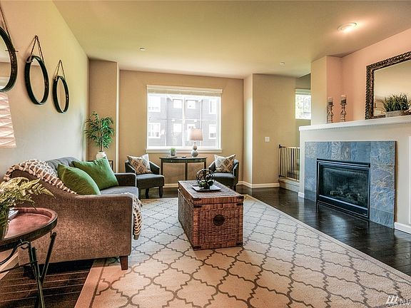 3rd image of 870 3rd Ave NE