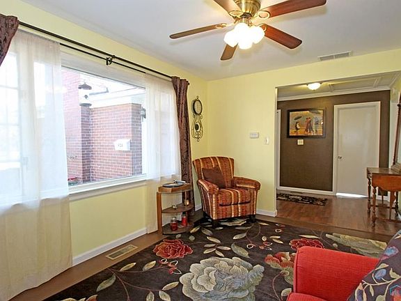 4th image of 904 Pine St