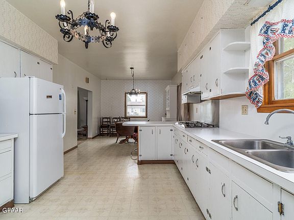 3rd image of 106 Hill Ave N