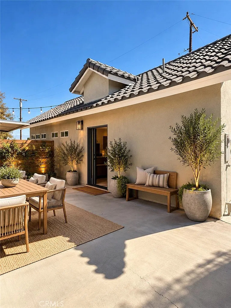 2 bed, 850 sqft, $2,600 — Photo 1