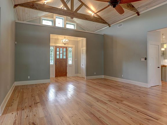 4th image of 415 Acorn Dr
