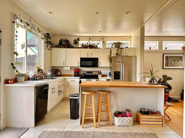 2728 Valencia St — Photo 5