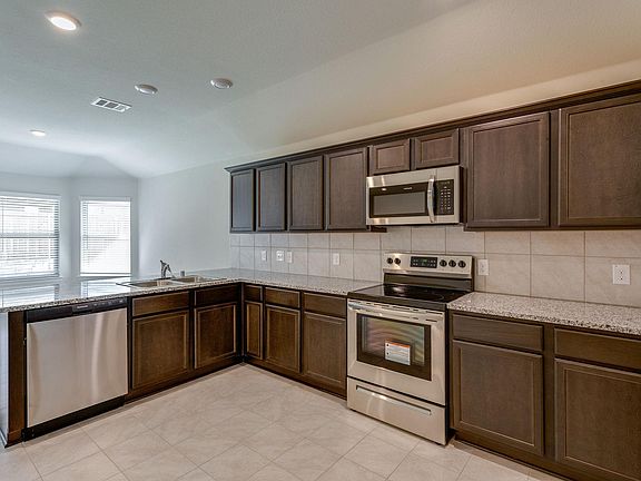 3rd image of 1004 Emerald Dr