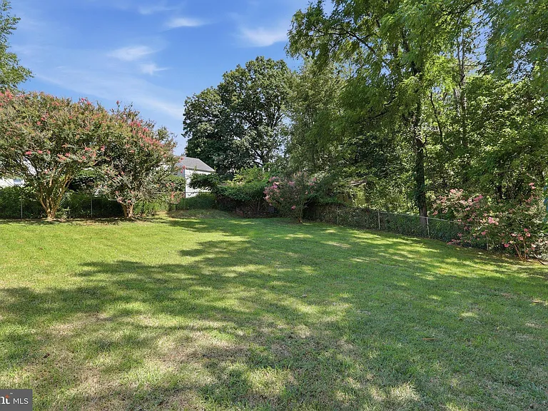 19 Fairview Ave — Photo 37