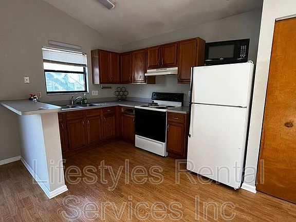 4th image of 32 1/2 Sanford St