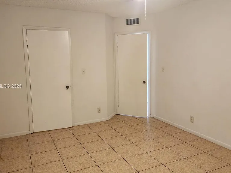 8290 Lake Dr #405 — Photo 7