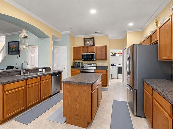5th image of 211 HUNT STREET