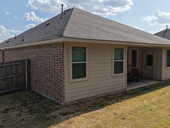 5th image of 1221 Pistachio Dr