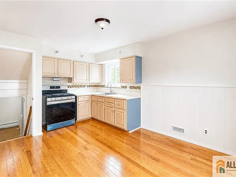 1019 Colby Ave — Photo 3