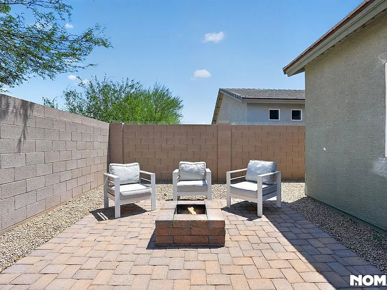 524 W Harwell Rd — Photo 33