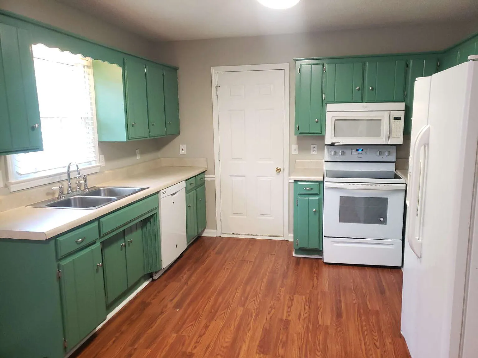 4 bed, 3.0 bath, 2222 sqft, $2,295 — Photo 2
