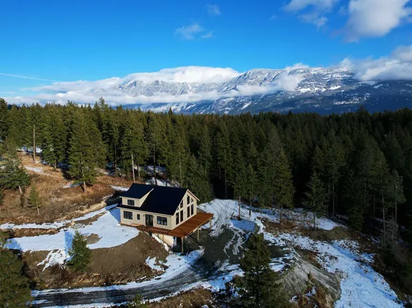 901 Smugglers Ln, Bonners Ferry, ID 83805