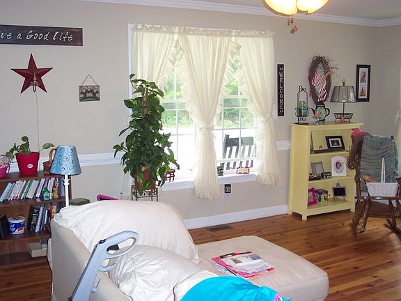 3rd image of 101 Dogwood Ct