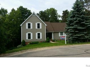 9700 Tree Top Ct, Pinckney, MI 48169