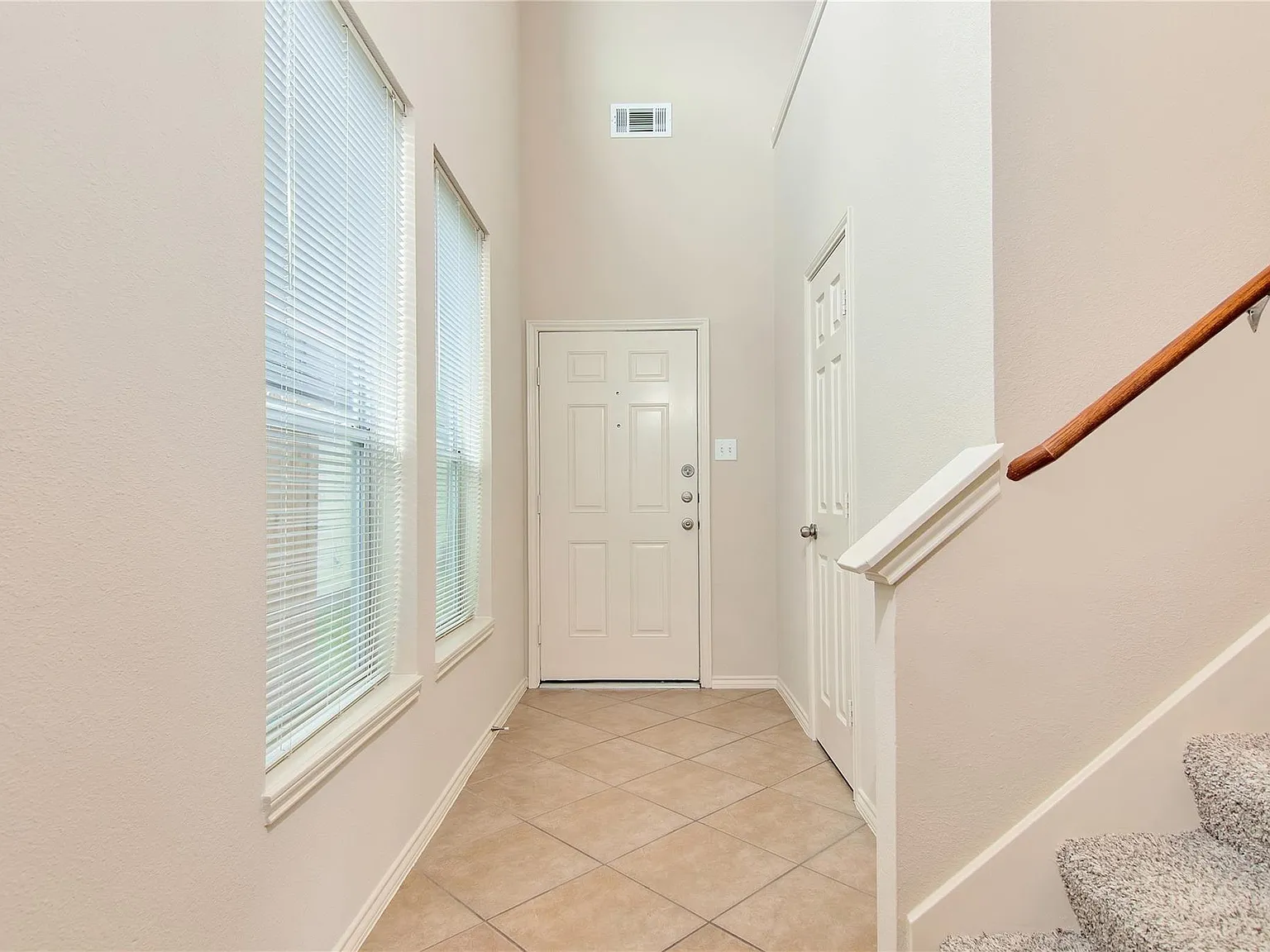 3 bed, 2.5 bath, 1726 sqft, $1,899 — Photo 4