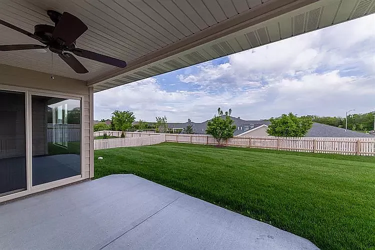 1905 Kenilworth Dr — Photo 3