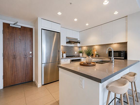 5th image of 4880 Bennett St #2707