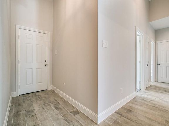 4th image of 1304 Bluff View Dr
